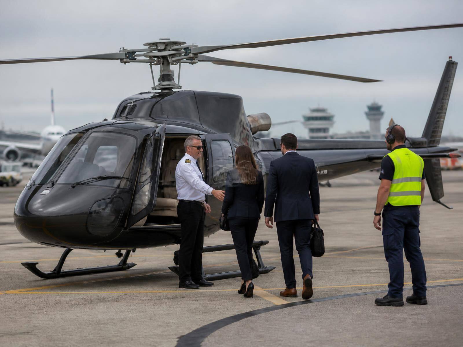 Gasten stappen in de helikopter op Schiphol voor de vlucht naar Zandvoort