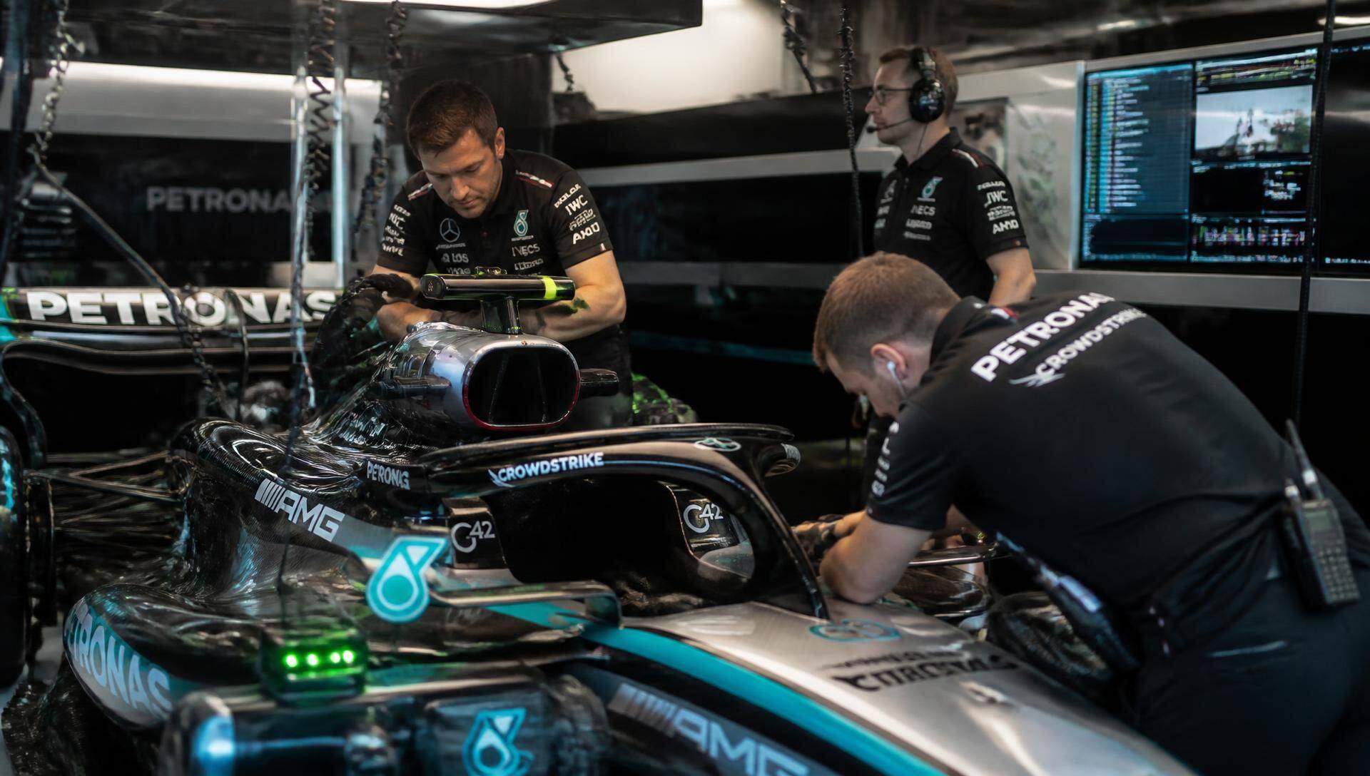 Monteurs van een Formule 1-team aan het werk in de garage