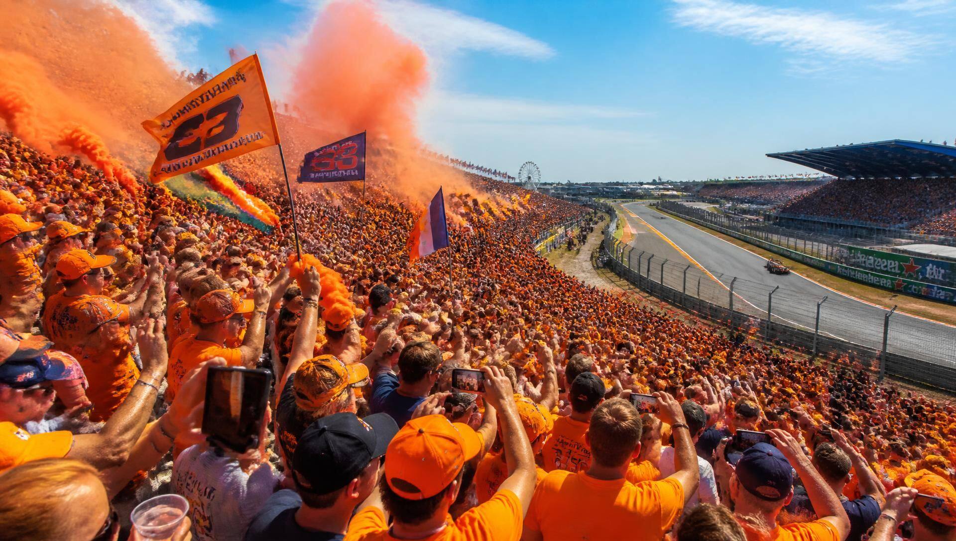 Oranje publiek met vlaggen en rookfakkels op de tribunes van Circuit Zandvoort
