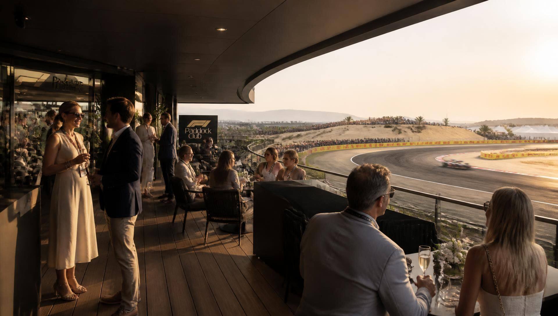 Gasten op het terras van de Paddock Club met uitzicht op het circuit