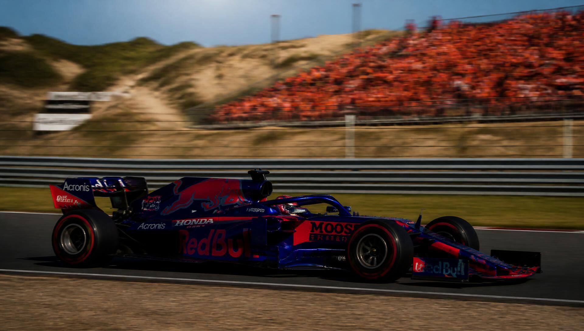 Formule 1 raceauto op volle snelheid door de duinen van Circuit Zandvoort