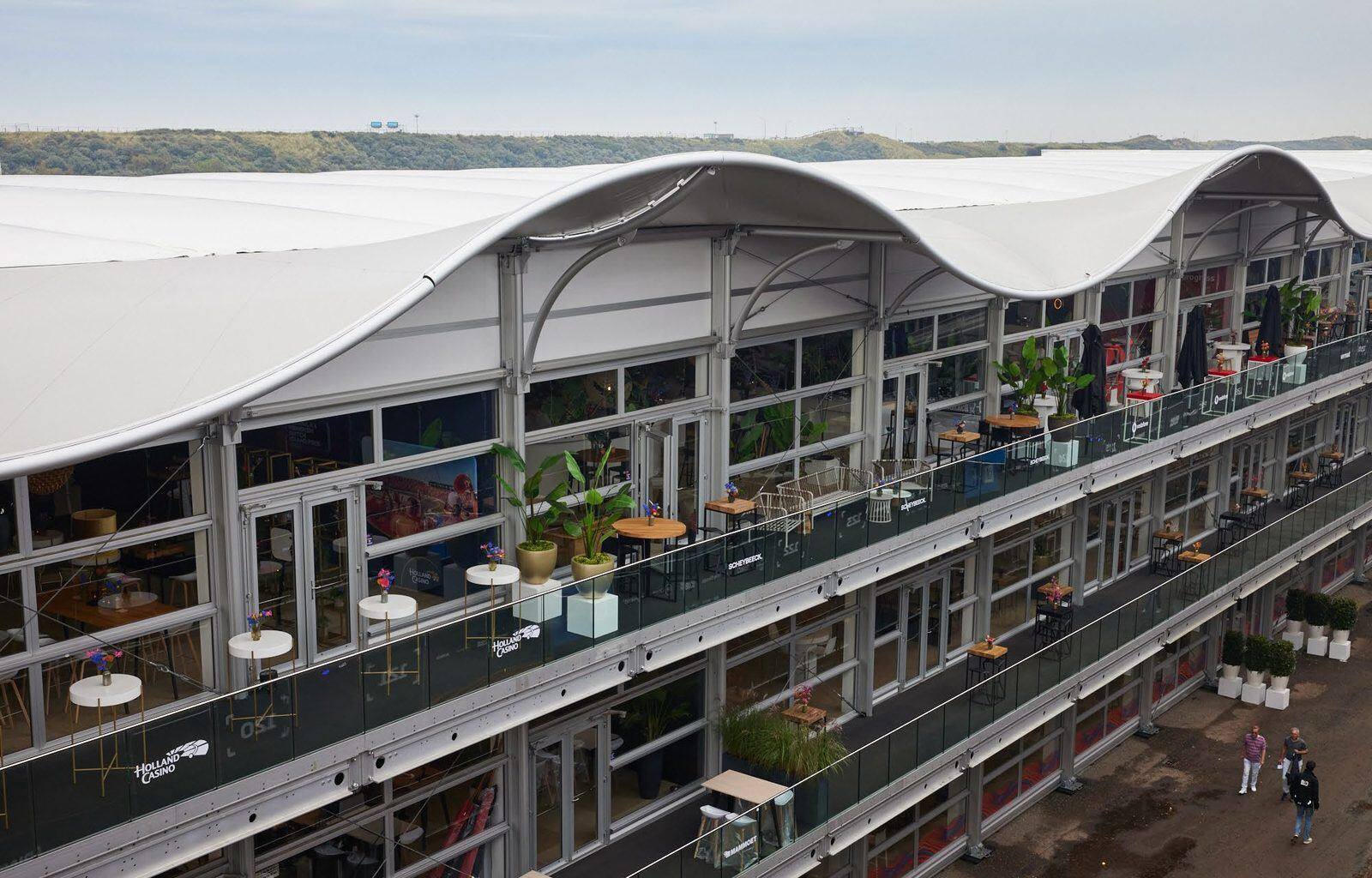 Hospitalityterras met uitzicht op Circuit Zandvoort tijdens het Grand Prix weekend