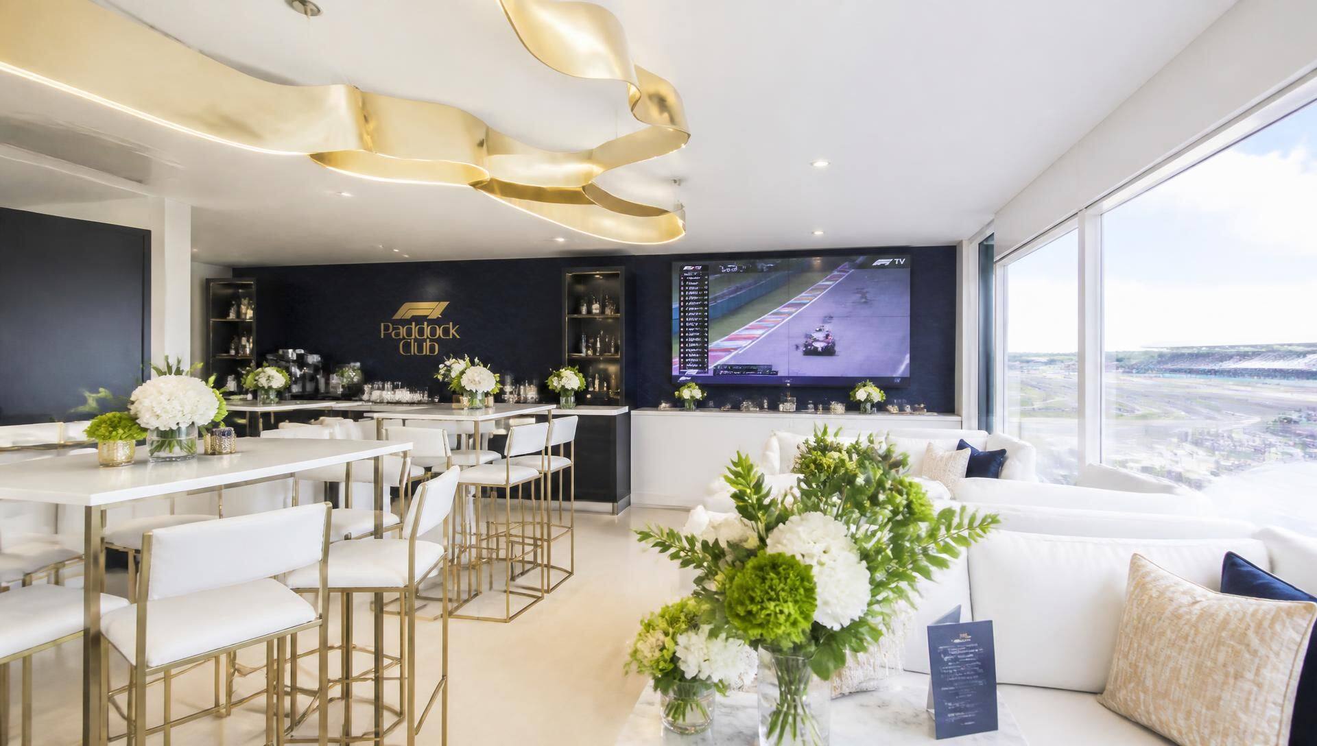 Interieur van de Paddock Club lounge met trackview