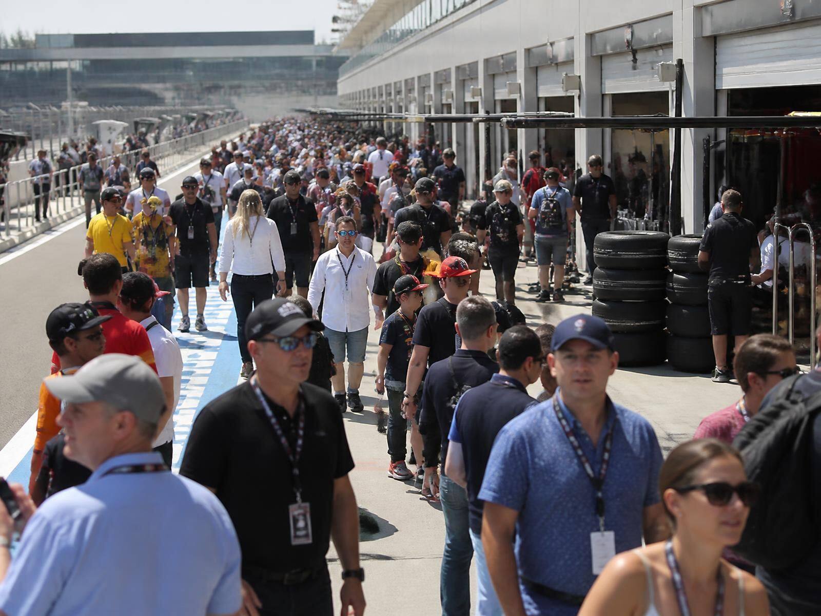 Bezoekers op de pitstraat langs de open garages tijdens de Pitlane Walk