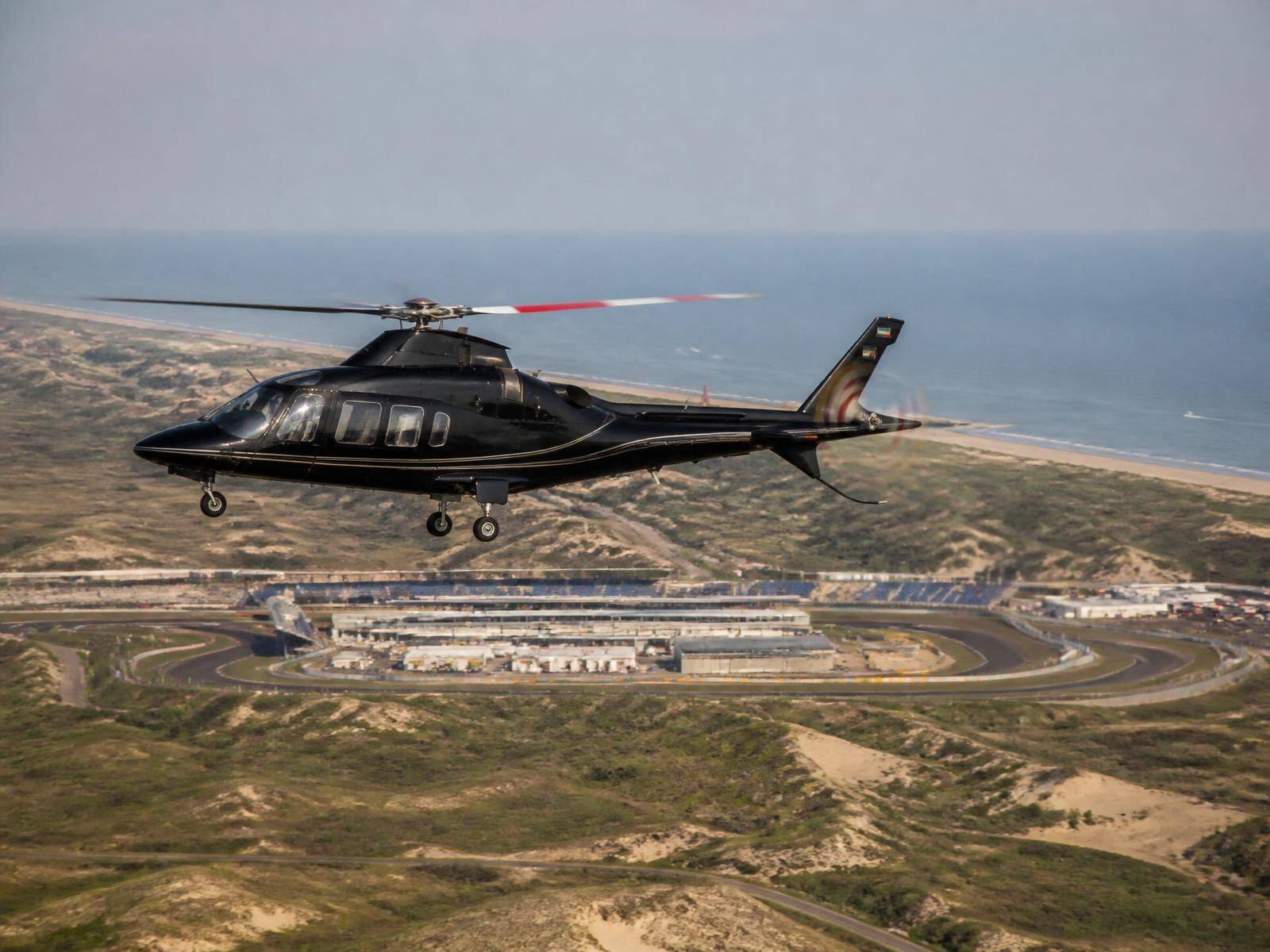 Helikopter boven de duinen van Zandvoort met Circuit Zandvoort in beeld