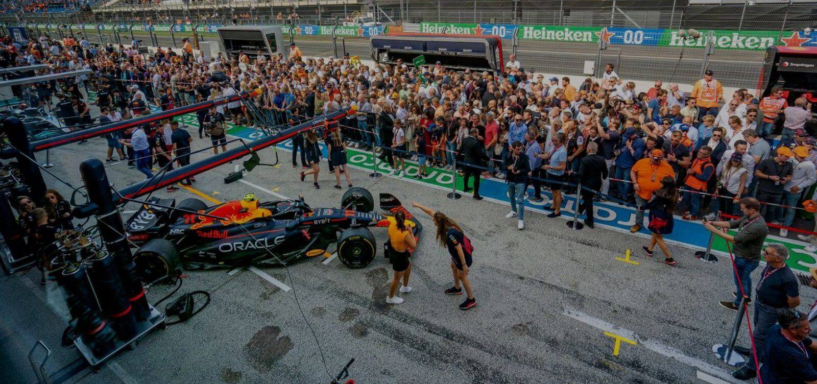 Bezoekers op de pitstraat langs de garages van de teams