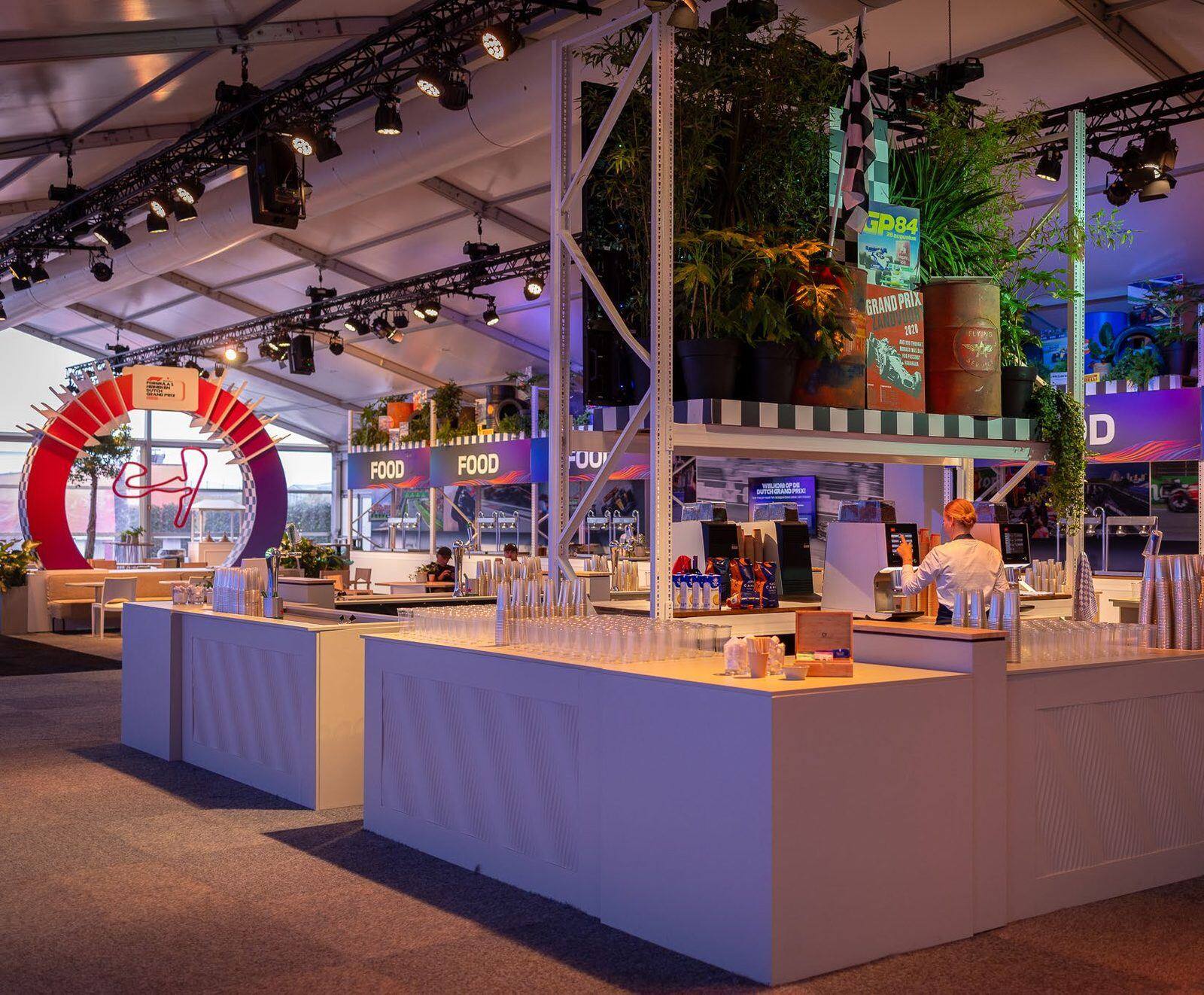 Race Home lounge achter de tribunes met foodstands