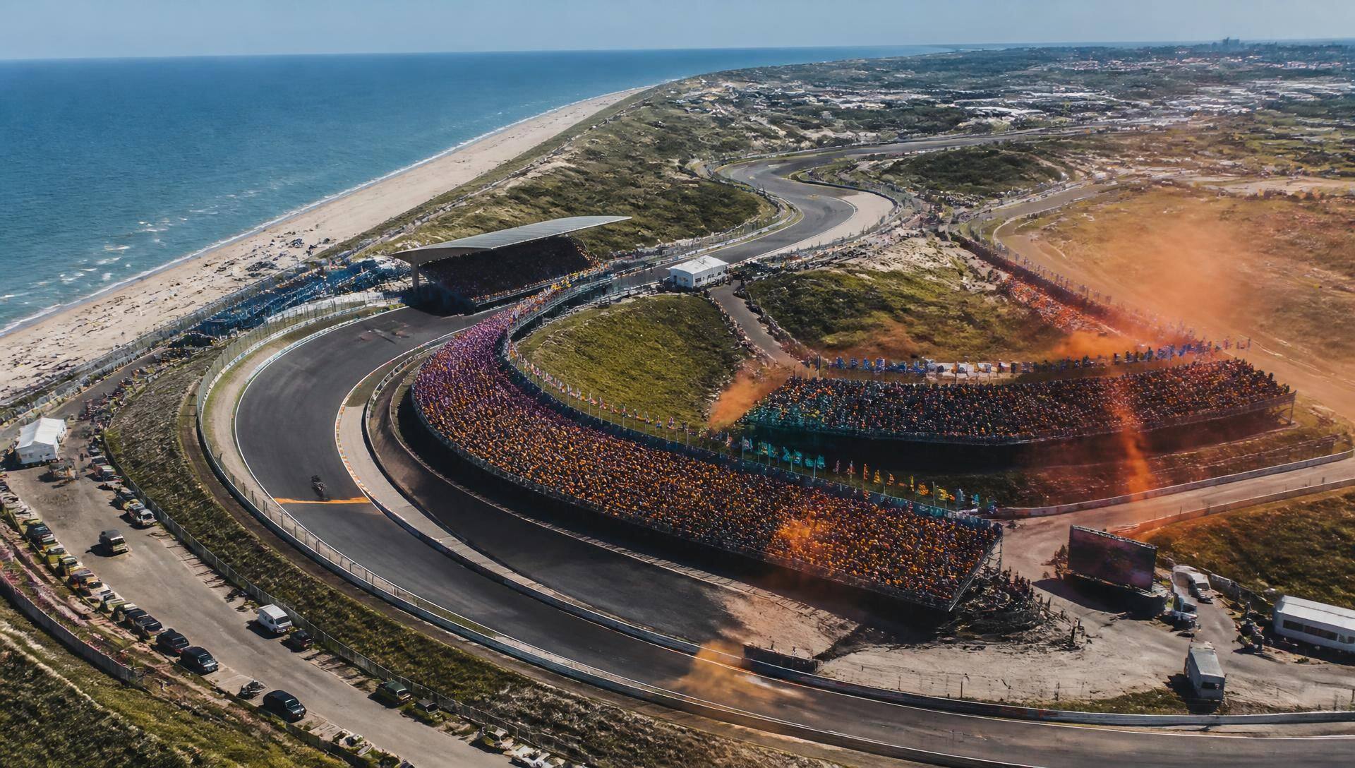 Luchtfoto van Circuit Zandvoort in de duinen aan de Noordzee